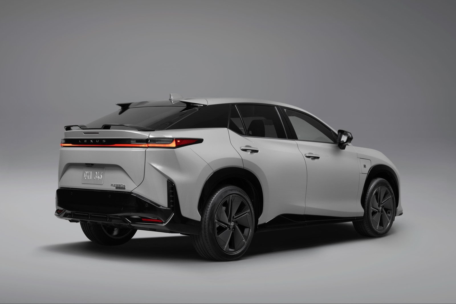 렉서스 RZ 550e F SPORT 2027년형 후측면