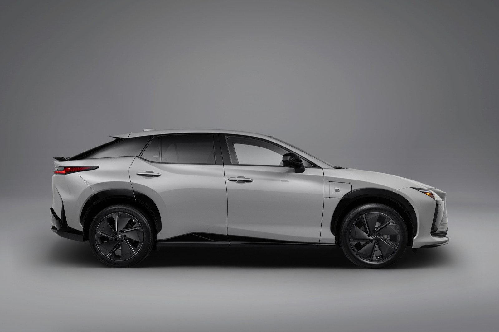 렉서스 RZ 550e F SPORT 2027년형 측면